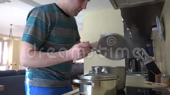 男人在厨房做饭女人带着婴儿口味的餐盘4K视频的预览图