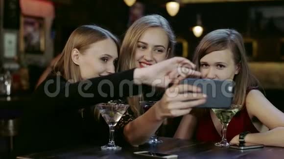 一群年轻人正在酒吧里自拍和拍眼镜视频的预览图