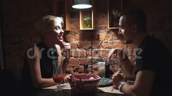 在酒吧约会聊天的浪漫情侣视频的预览图
