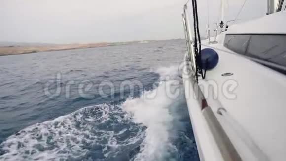 游艇上的水和海浪的慢运动景观视频的预览图