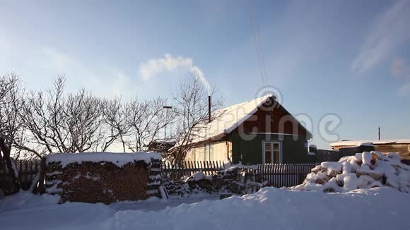 冬天村子里漂亮的房子视频的预览图