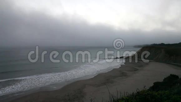 从悬崖雾状的早晨看海洋和海岸视频的预览图