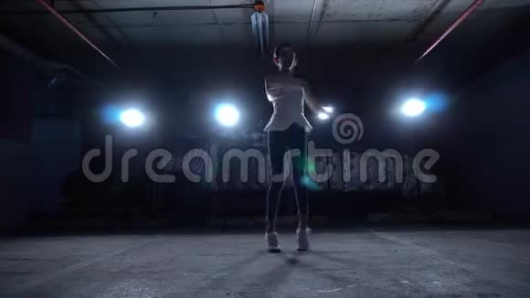 亚洲健身女子热身芭蕾舞蹈伸展视频的预览图