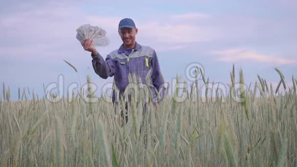 一个成功快乐的年轻农民有很多钱农业商业成功的概念视频的预览图