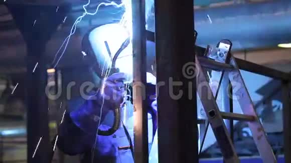 工厂工人焊接金属细节视频的预览图