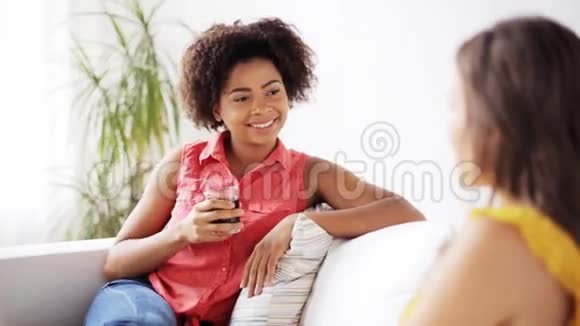 快乐的女人在家里喝酒聊天视频的预览图