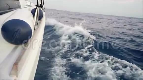 游艇上的水和海浪的慢运动景观视频的预览图