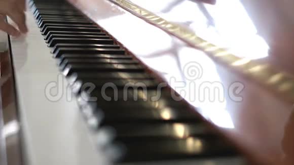 用双手弹钢琴视频的预览图