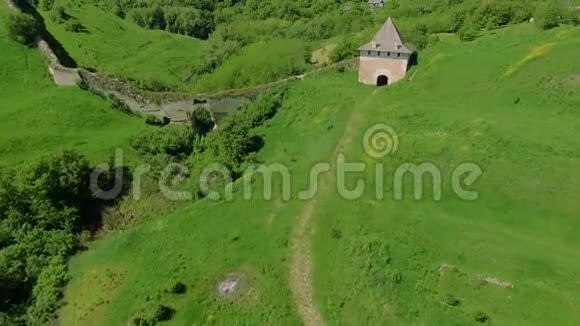 草地的空中景色城堡废墟上郁郁葱葱的绿色田野上的一幕幕视频的预览图
