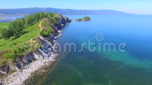 贝加尔湖斯鲁迪坎卡的岩石角视频的预览图