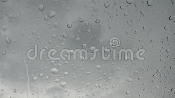 雨滴在汽车前面的玻璃上视频的预览图