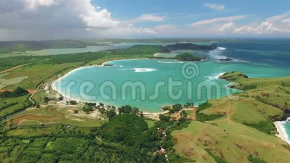 印度尼西亚伦博克南岸坦戎安海滩泻湖的鸟瞰图视频的预览图