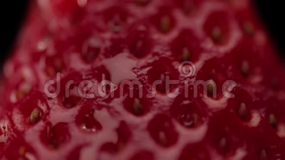 草莓质地的宏观及其上的一滴幼芽视频的预览图