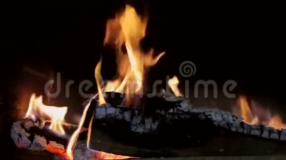 炉中的火焰烤箱里烧的木头视频的预览图