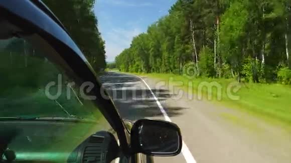 波夫夏天汽车在俄罗斯阿勒泰的一条高速公路上穿过一片森林视频的预览图