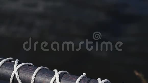 海岸黑色栅栏上的金属阀门喷水夏日阳光明媚管道视频的预览图