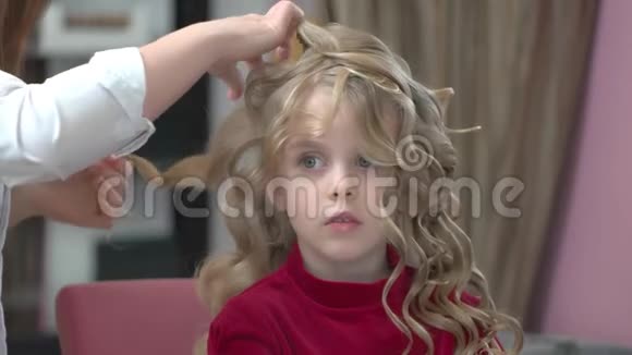 卷发的小女孩视频的预览图