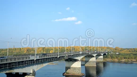 俄罗斯的一座典型的河桥视频的预览图