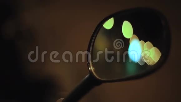 镜中倒影骑自行车夜城视频的预览图