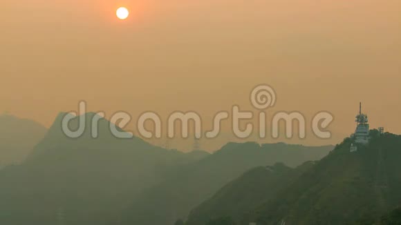 香港的城市景观可在九龙山顶观看日落时间随香港及九龙以下视频的预览图