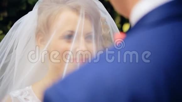从新娘的脸上摘下面纱视频的预览图