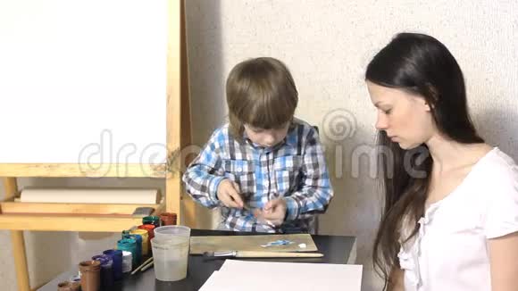 妈妈和孩子一起在家画画视频的预览图