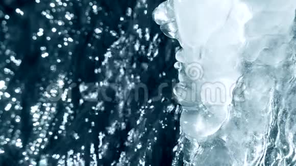 在瀑布小溪的特写镜头边解冻的冰带着声音视频的预览图