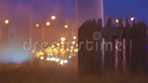 夜晚的城市在蒸汽中从下水道高速公路的背景和光线通过对视频的预览图