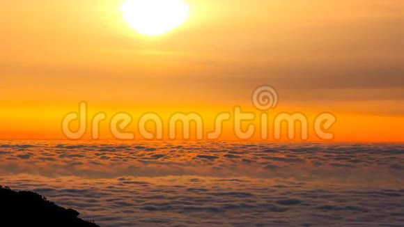 日出时海面上的云视频的预览图