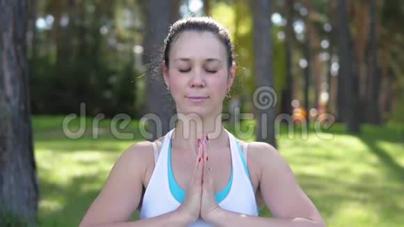 在公园里做瑜伽的女人特写镜头健康的生活方式视频的预览图