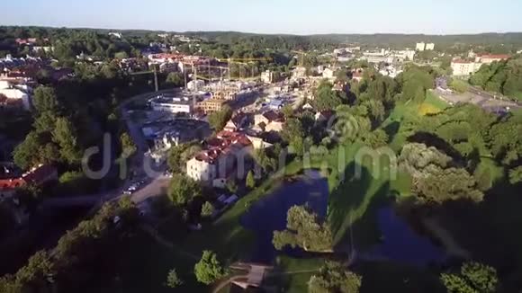 维尔纽斯老城与乌苏比斯共和国的背景日落之光立陶宛视频的预览图