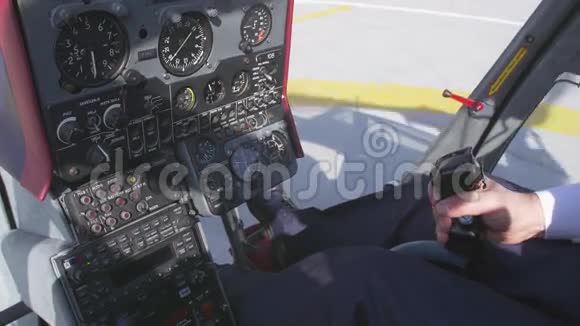 在飞行员的视野采取控制手柄起飞直升机摄像机在里面旋转螺丝阳光明媚视频的预览图