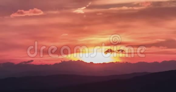 夕阳的背景下夕阳落在云山后时光流逝温暖多彩的天空柔和视频的预览图