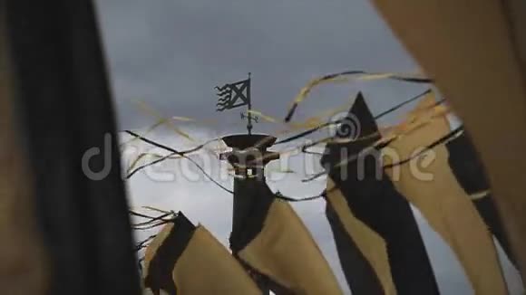 夏天黑色和黄色的带子随风摇摆大雨前灰色的天空带有标志的栏视频的预览图