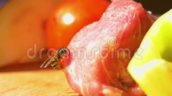 一只黄蜂吃部分鸡肉或猪肉烧烤视频的预览图