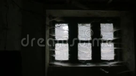 旧房子那可怕的破旧的窗户全是蜘蛛网内部视图视频的预览图