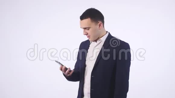 白人背景下谈手机的快乐青年画像视频的预览图