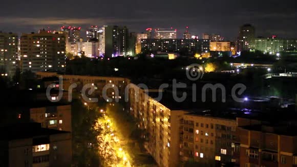 从屋顶看夜晚沉睡的城市视频的预览图