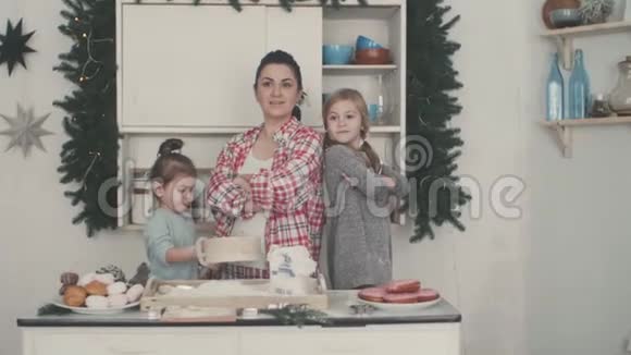 厨房里的幸福家庭妈妈和孩子们准备面团烤饼干视频的预览图