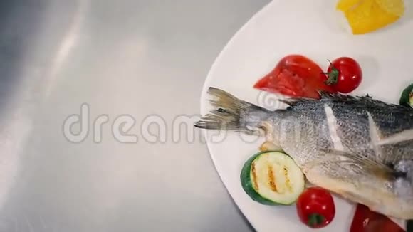 用蔬菜烤鱼视频的预览图
