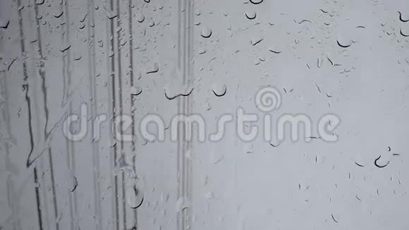 雨下或淋浴在窗口背景特写镜头高质量的4K镜头视频的预览图
