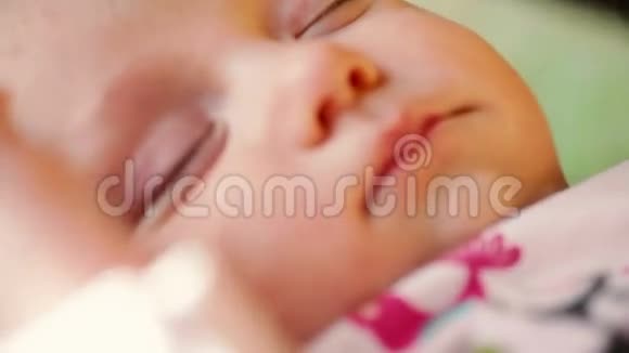 珍贵的新生婴儿躺在舒适的床上视频的预览图