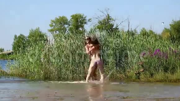 女朋友在河滩上玩得开心拥抱视频的预览图