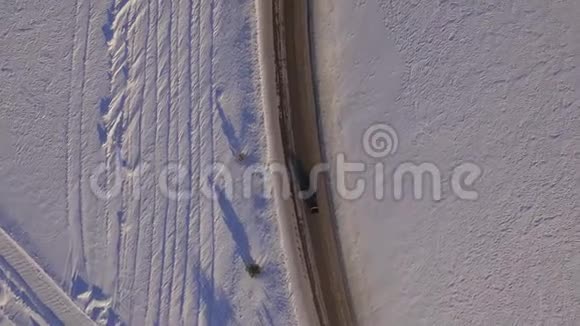 苏夫在路上穿过雪场从四架直升机上俯瞰雪域和道路雪的空中景色视频的预览图
