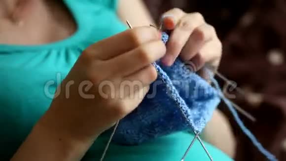 孕妇在怀孕期间为婴儿钩针钩针编织工艺视频的预览图