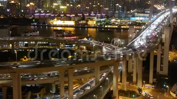 时间流逝立交桥上的快速汽车明亮的城市建筑视频的预览图