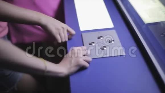 在女人的视野按下面板上的照明按钮箭头在窗口前玩游戏娱乐视频的预览图