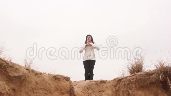 女人站在秋天的大自然上视频的预览图