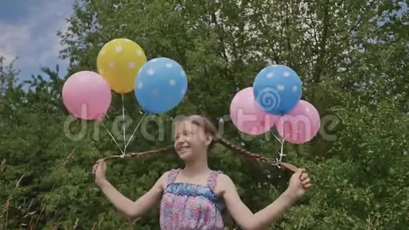 气球真有趣开朗漂亮的女孩她的头发上有五颜六色的球头上有辫子视频的预览图