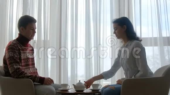 家庭夫妻休闲交流饮茶视频的预览图